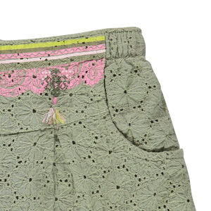 Pantalón corto con bordados ingleses, cenefa de estilo étnico y pompones 