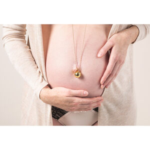 Bola de premamá dorada con medallón texturizada 