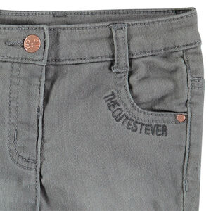 Vaqueros con efecto desgastado y bordados en las rodillas 