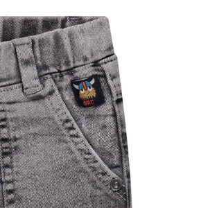 Vaqueros de efecto nieve con parche de vikingo y parches de efecto desgastado 