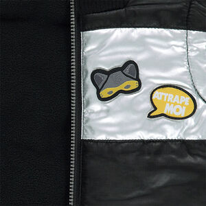 Anorak sin mangas bicolor con forro de micropolar y etiquetas 