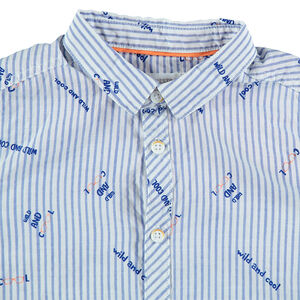 Camisa de manga corta con rayas e inscripciones all over 