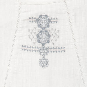 Vestido de tela de fantasía bordada 