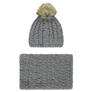 Conjunto de gorro y snood de punto de oruga con trenzas 