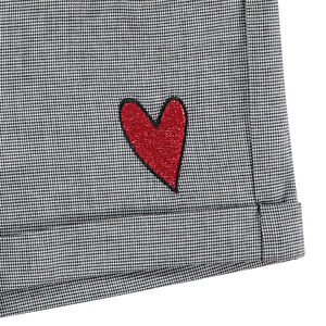 Pantalón corto de pata de gallo con corazón bordado 