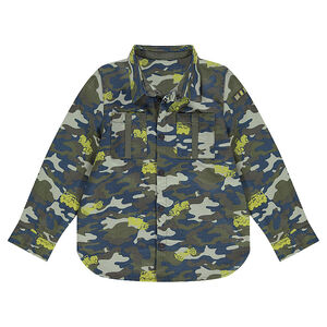 Camisa de manga larga con estampado militar y coches 