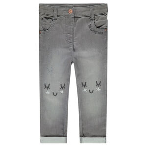 Vaqueros con efecto desgastado y bordados en las rodillas 