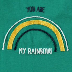 Camiseta de manga larga de punto con arcoíris y mensaje en la espalda 