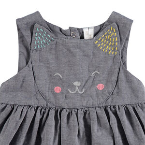 Vestido sin mangas con gato bordado en la parte delantera y dibujos de colores 