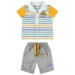 Polo de manga corta de rayas con bermudas de felpa y bolsillo de canguro 