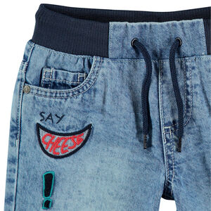 Bermudas vaqueras con efecto desgastado y cintura elástica con parches cosidos 