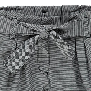 Pantalón corto de rayas finas all over y cintura plisada  Main Pantalón corto de rayas finas all over y cintura plisada