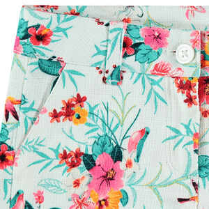 Pantalón corto con flores estampadas e estilo tropical 