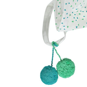 Bolso con triángulos estampados all over con pompones 