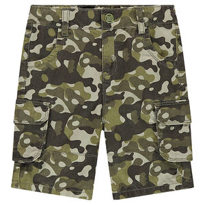 Bermudas de sarga con estampado militar y bolsillos con solapa 