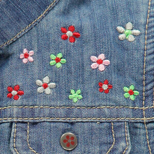 Chaqueta de jean con flores bordadas 