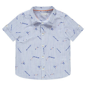 Camisa de manga corta con rayas e inscripciones all over 