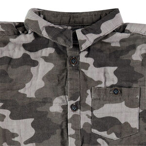 Camisa de manga larga con estampado militar y bolsillo 