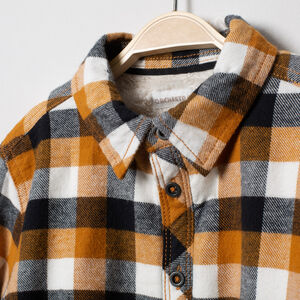 Surcamisa de cuadros doblada con felpa   