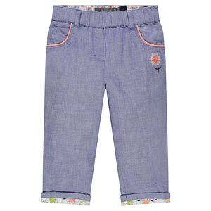 Pantalón de cambray con flor bordada 