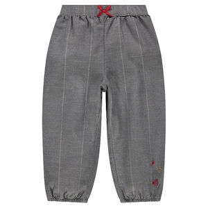 Pantalón de grandes cuadros plateados y bordados que contrastan 