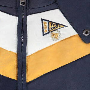 Anorak acolchado con capucha, forro de micropolar y parche bordado 