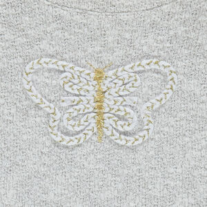 Sudadera en dos materiales con mariposa bordada 
