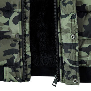 Plumífero motivo  camuflaje all-over y forro de sherpa 