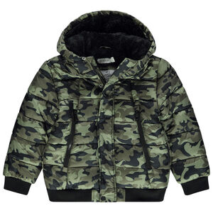 Plumífero motivo  camuflaje all-over y forro de sherpa 