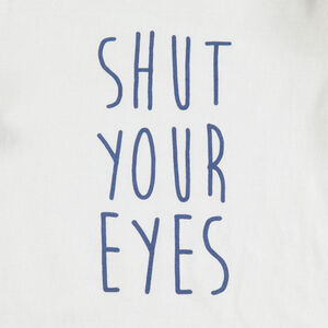 Pijama con parte de arriba con mensaje estampado y parte de abajo lisa 