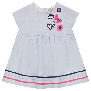 Vestido de manga corta con motivos bordados y galones en contraste 