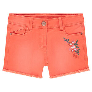 Pantalón corto con efecto desgastado y flores bordadas con flecos  Main Pantalón corto con efecto desgastado y flores bordadas con flecos