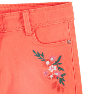Pantalón corto con efecto desgastado y flores bordadas con flecos  Main Pantalón corto con efecto desgastado y flores bordadas con flecos
