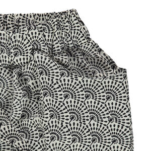 Pantalón fluido con estampado gráfico all over. 