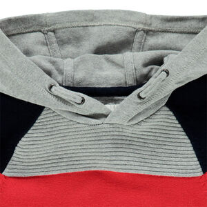 Pull à capuche à jeux de mailles et contrastes 