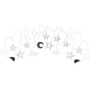 Guirnalda decorativa con colgantes de nubes, lunas y estrellas. 