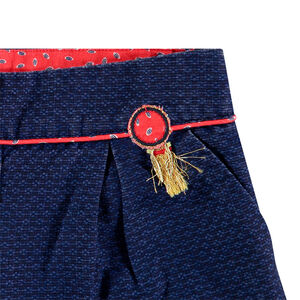 Pantalón corto liso con parche con flecos y toques de rojo 
