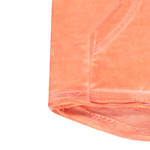 Sudadera con capucha de felpa teñida con parche cosido y forma de escudo 
