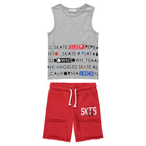 Conjunto de camiseta con mensaje estampado y bermudas rojas 