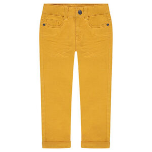 Pantalón con efecto arrugado y bolsillos con inscripción de relieve 