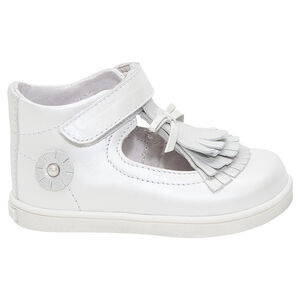 Salomés de cuero nacarado con detalle de flecos 