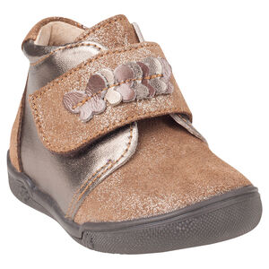 Botas bajas con velcro de cuero de color dorado con detalles con mariposas 