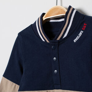 Polo tricolor cuello teddy estampado bulldog francés  