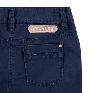 Pantalón corte slim de sarga lisa 