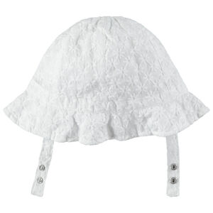 Sombrero tipo charlotte con flores bordadas del mismo color 