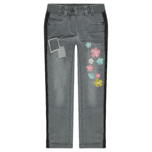 Vaqueros skinny con efecto desgastado, flores bordadas y galones con flecos. 