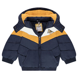Anorak acolchado con capucha, forro de micropolar y parche bordado 