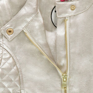 Chaqueta de piel de imitación con efecto nacarado 