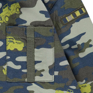 Camisa de manga larga con estampado militar y coches 