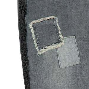 Vaqueros skinny con efecto desgastado, flores bordadas y galones con flecos. 